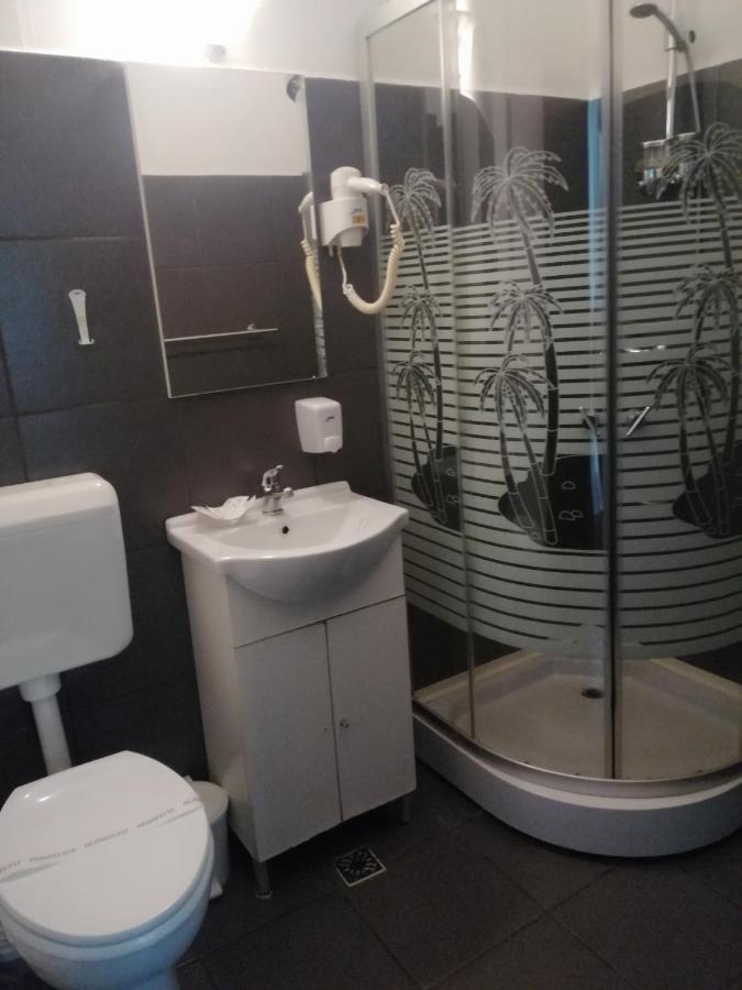 Отель Casa Teilor Питешти Экстерьер фото