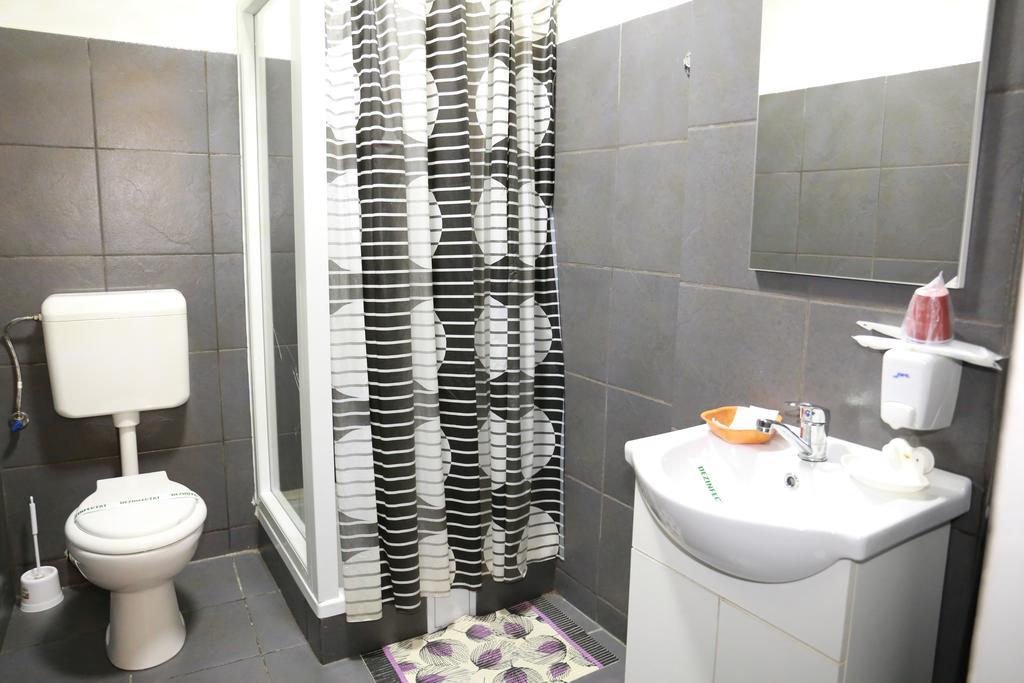 Отель Casa Teilor Питешти Экстерьер фото