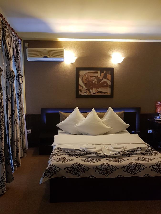 Отель Casa Teilor Питешти Экстерьер фото