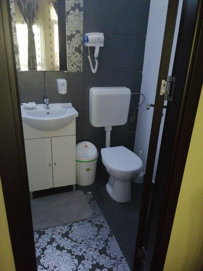 Отель Casa Teilor Питешти Экстерьер фото