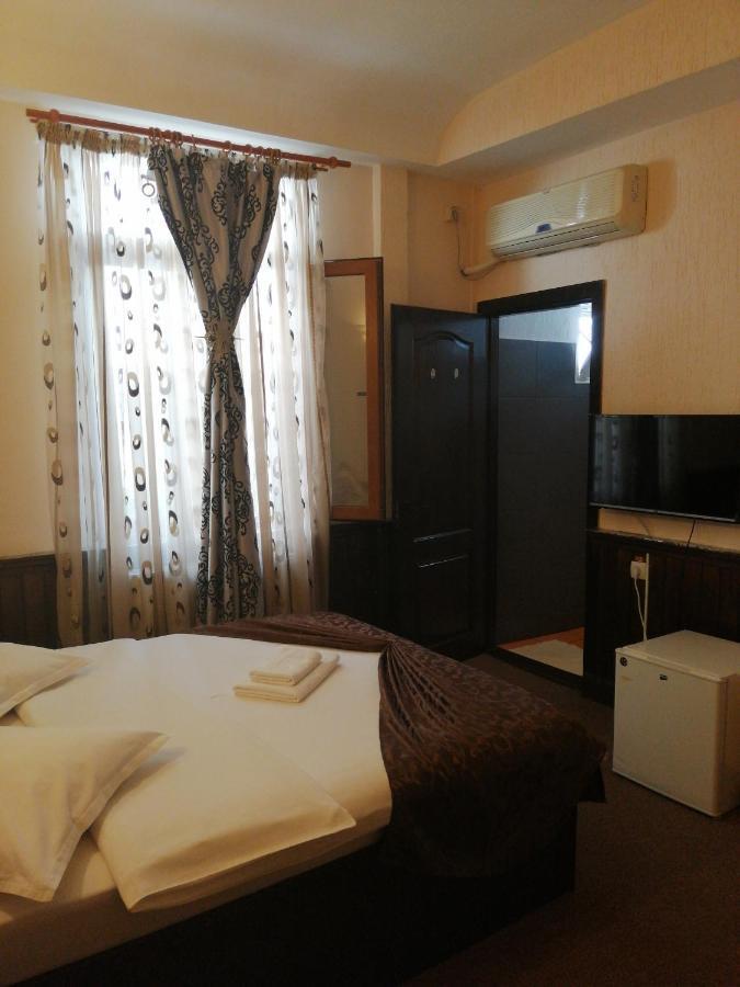 Отель Casa Teilor Питешти Экстерьер фото