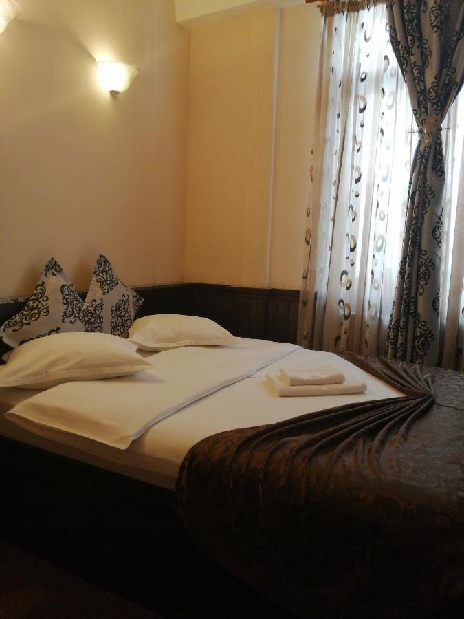 Отель Casa Teilor Питешти Экстерьер фото