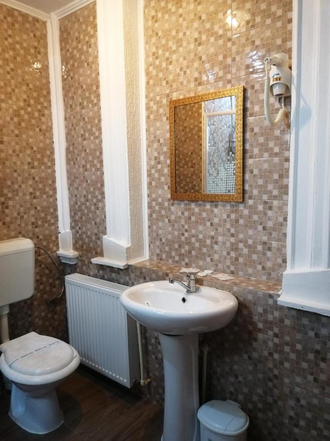 Отель Casa Teilor Питешти Экстерьер фото