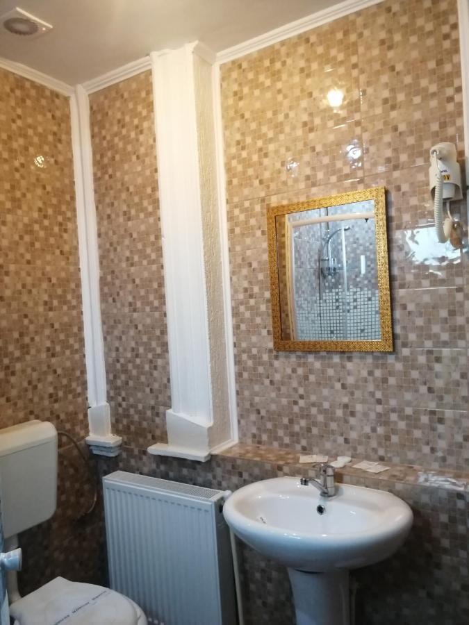 Отель Casa Teilor Питешти Экстерьер фото